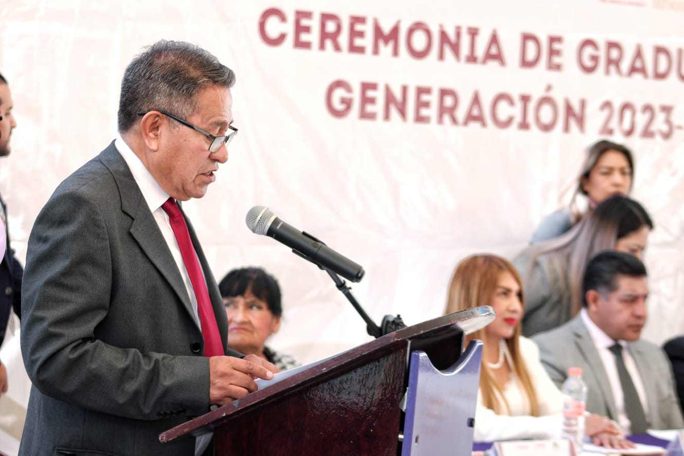 Alcalde Carlos López asiste a graduación de alumnos de Cobat plantel 24 de Tizatlán